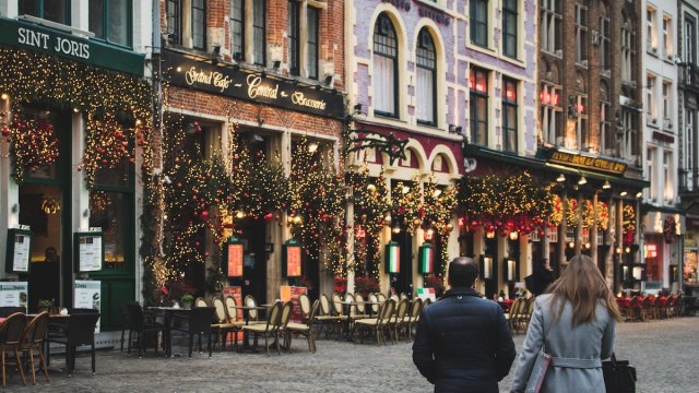 Weihnachtlich dekorierte Geschäfte in Brügge, Belgien ist geschmückt für Weihnachten, Weihnachtstraditionen und weihnachtliche Wörter auf der ganzen Welt