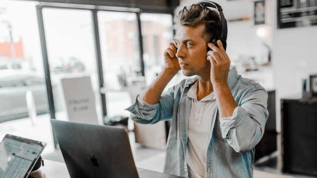 man listening to dutch podcast