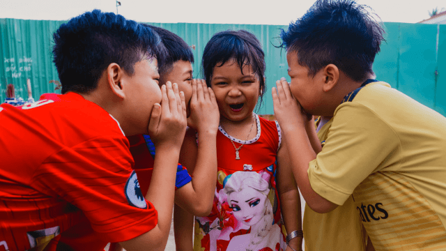 Children telling secrets, possibly using cants