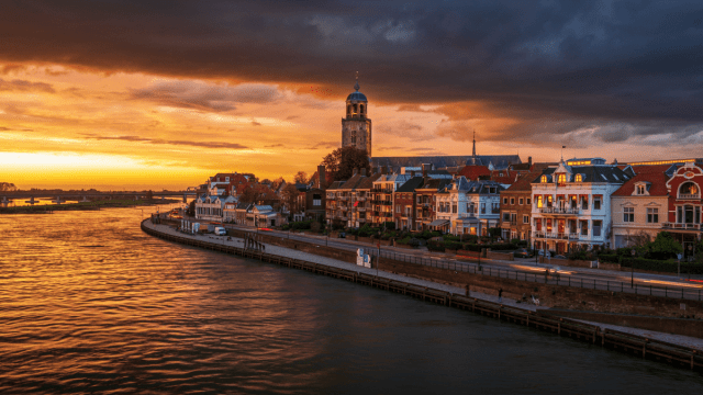A scene of the Dutch seaside at sunset representing Dutch verbs