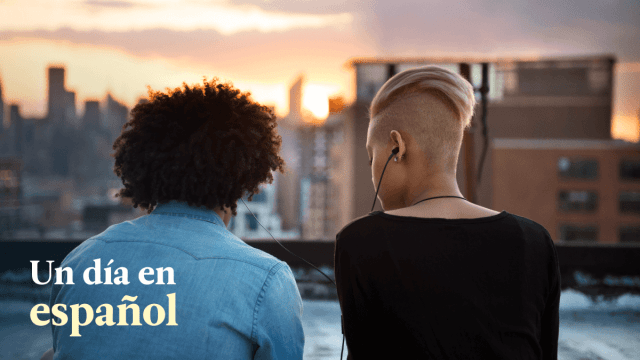 two people listen to Un día en español, a Spanish learning podcast
