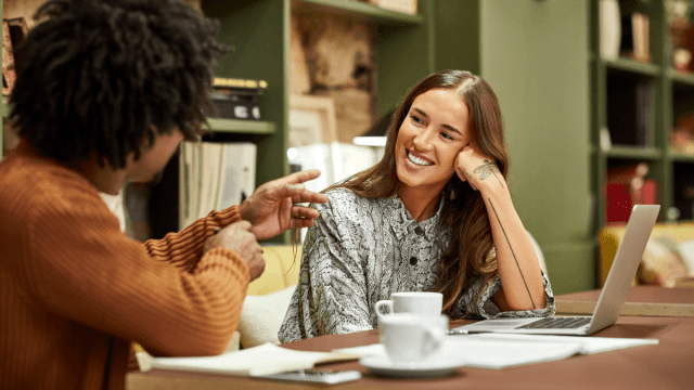 Mistakes in Spanish represented by two people having a coffee and talking