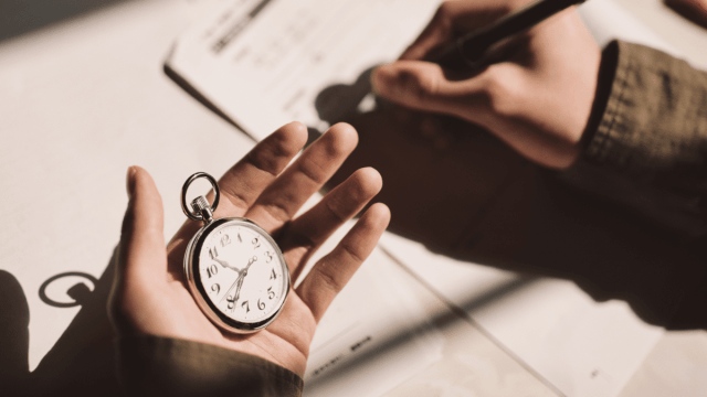 Los momentos del día para aprender un idioma representado por alguien que sostiene un reloj de bolsillo y toma un examen.
