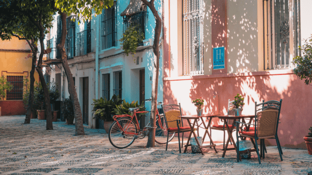 ¿Dónde se está aprendiendo español? representado por una imagen de España